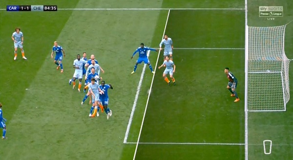 Azpilicueta ghi bàn trong thế việt vị, Chelsea ngược dòng may mắn