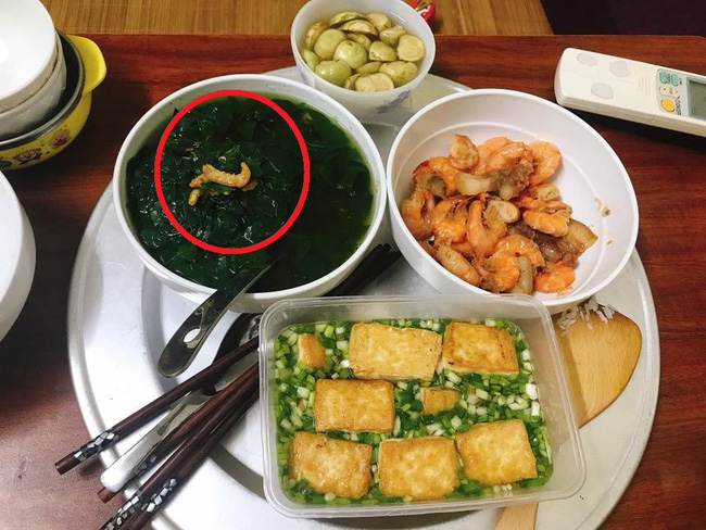 Vợ trẻ khoe mâm cơm lần đầu chồng vào bếp, chị em khen nức nở nhưng nhìn thấy vật thể lạ trên tô canh thì bàng hoàng