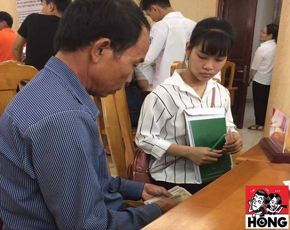 Lặng người trước clip người mẹ khắc khổ đổi từng đồng tiền lẻ để đóng học cho con