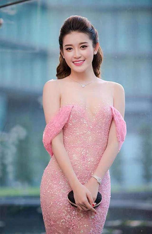 Diện nội y sexy, Elly Trần bị hiểu lầm thành... 3 ngực, Hồ Ngọc Hà bị ném đá tơi tả Diện nội y sexy, Elly Trần bị hiểu lầm thành... 3 ngực, Hồ Ngọc Hà bị ném đá tơi tả