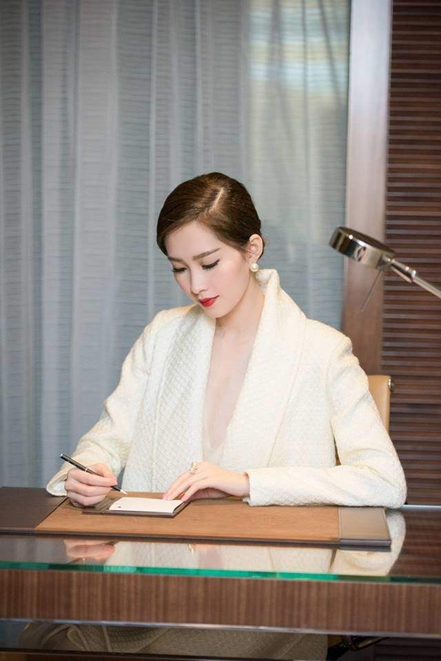 Diện nội y sexy, Elly Trần bị hiểu lầm thành... 3 ngực, Hồ Ngọc Hà bị ném đá tơi tả Diện nội y sexy, Elly Trần bị hiểu lầm thành... 3 ngực, Hồ Ngọc Hà bị ném đá tơi tả
