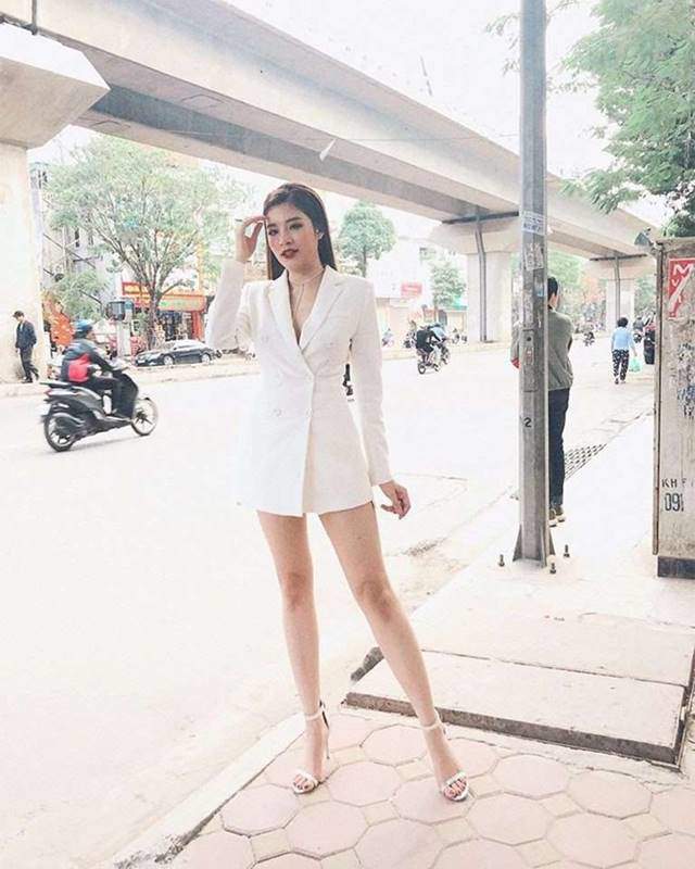 Diện nội y sexy, Elly Trần bị hiểu lầm thành... 3 ngực, Hồ Ngọc Hà bị ném đá tơi tả Diện nội y sexy, Elly Trần bị hiểu lầm thành... 3 ngực, Hồ Ngọc Hà bị ném đá tơi tả