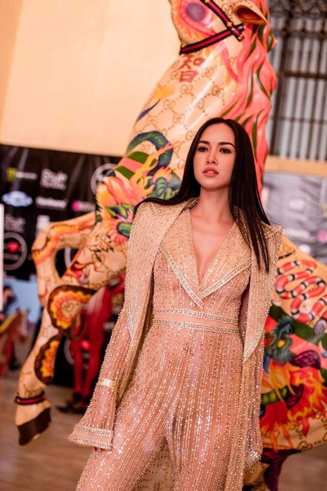 Diện nội y sexy, Elly Trần bị hiểu lầm thành... 3 ngực, Hồ Ngọc Hà bị ném đá tơi tả Diện nội y sexy, Elly Trần bị hiểu lầm thành... 3 ngực, Hồ Ngọc Hà bị ném đá tơi tả