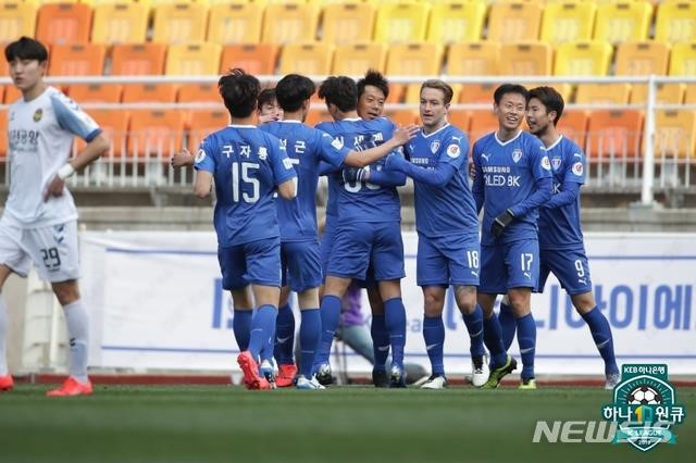 Báo Hàn Quốc: Công Phượng dứt điểm táo bạo khi đối đầu Suwon