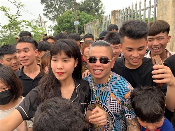 Hết Khá bảnh, đến lượt thánh chửi Dương Minh Tuyền được chào đón như sao hạng A