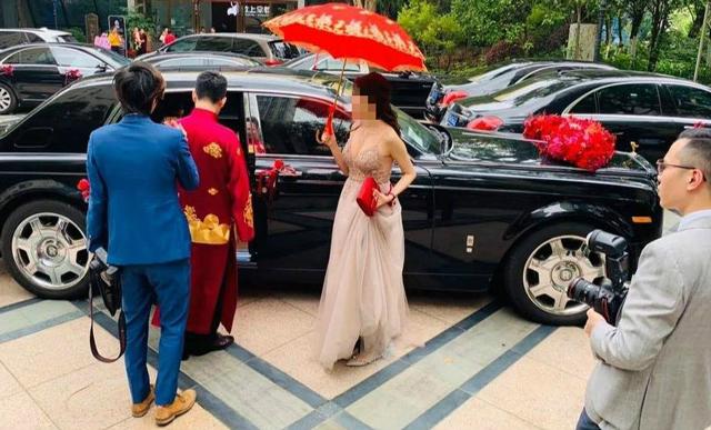 Phù dâu trễ nải khoe ngực khủng khiến cô dâu bị dìm hàng không thương tiếc