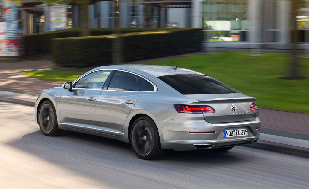 Sedan đầu bảng của Volkswagen chốt giá rẻ hơn BMW 3-Series