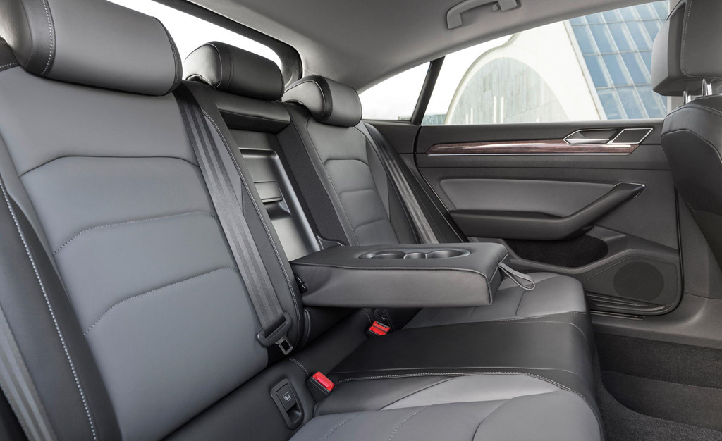 Sedan đầu bảng của Volkswagen chốt giá rẻ hơn BMW 3-Series