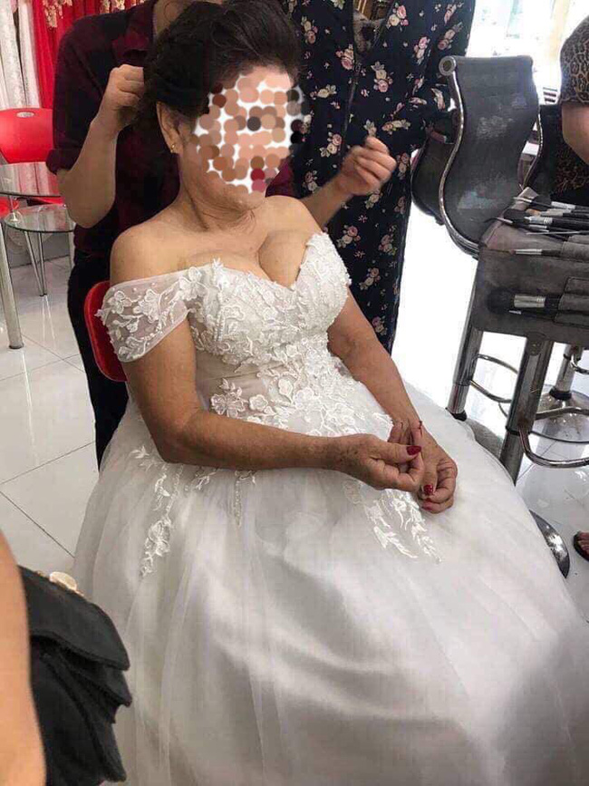 Cô dâu cao tuổi mặc váy cưới đi tìm hạnh phúc muộn khiến dân mạng xôn xao, nhưng đa phần mải soi vòng 1