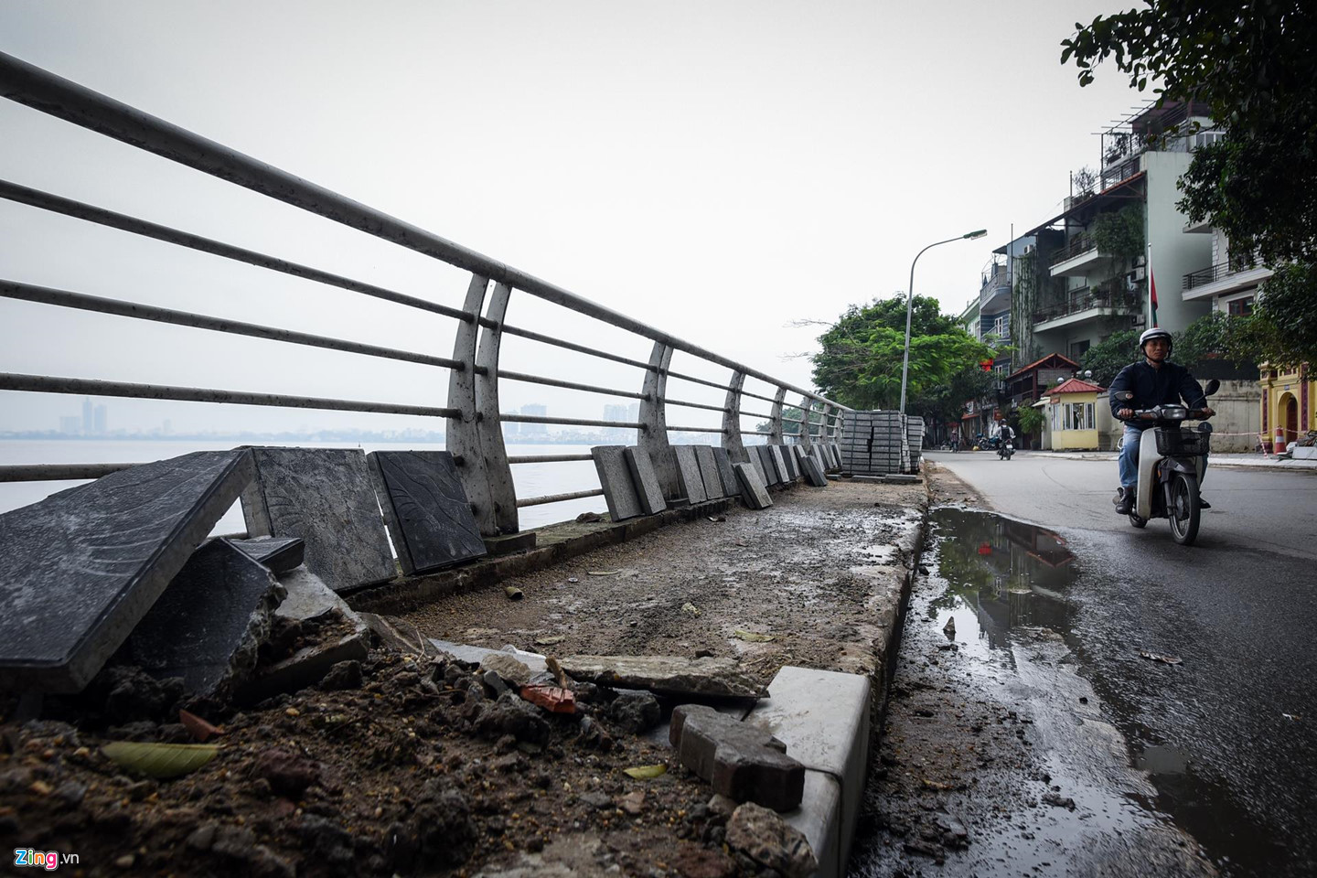 Dùng gạch bê tông vân đá lát vỉa hè Hà Nội