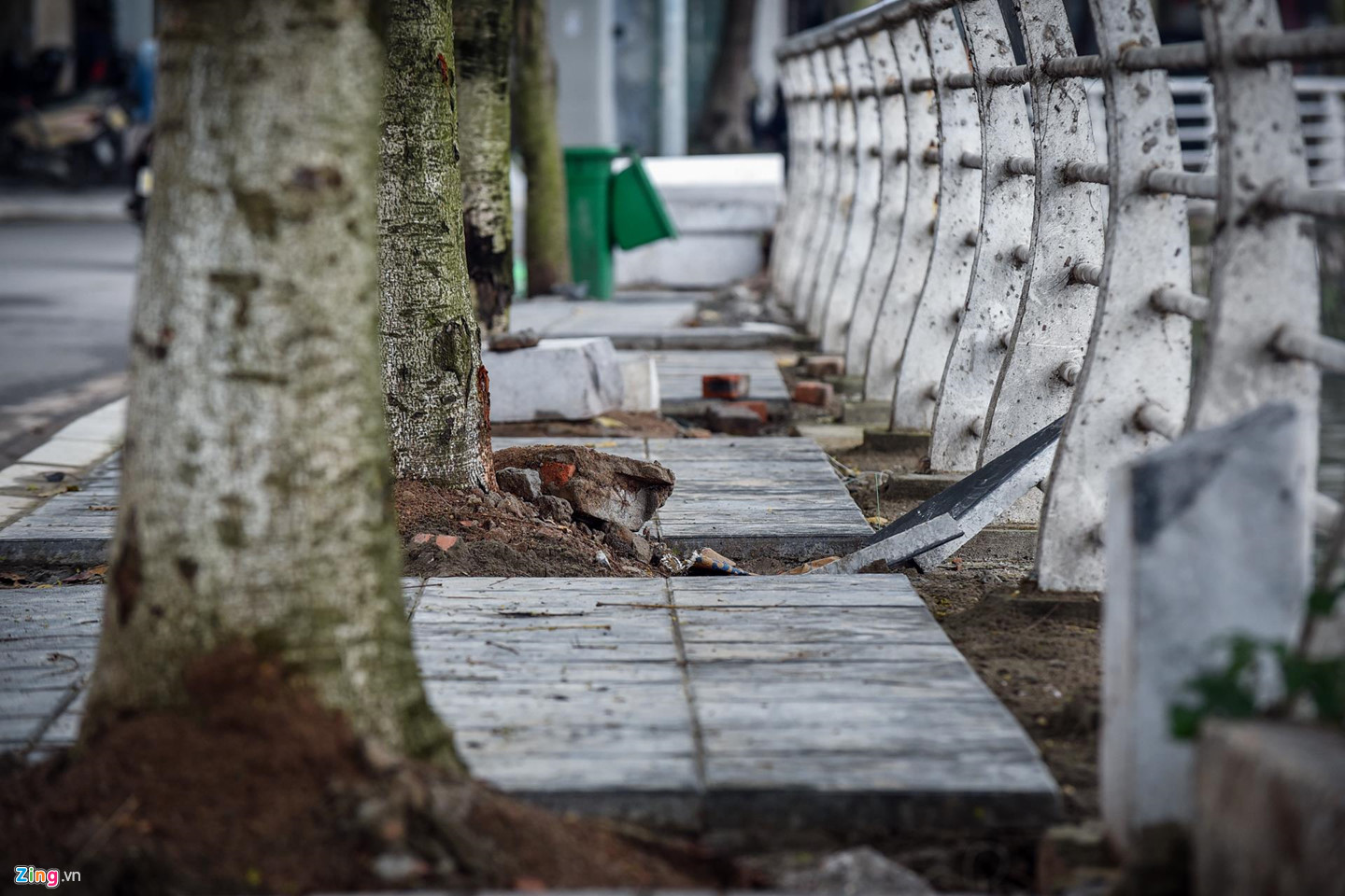 Dùng gạch bê tông vân đá lát vỉa hè Hà Nội