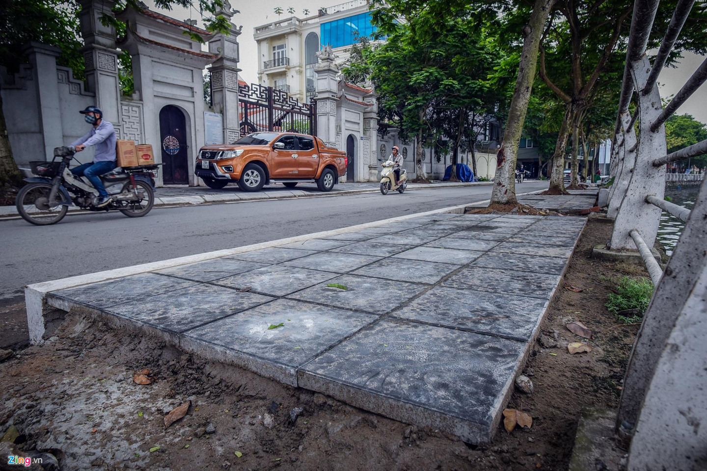 Dùng gạch bê tông vân đá lát vỉa hè Hà Nội