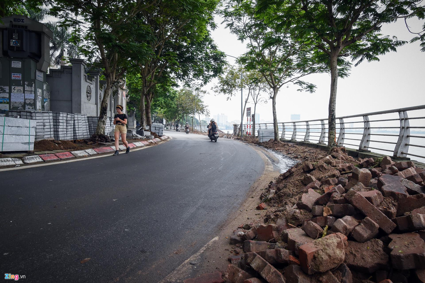 Dùng gạch bê tông vân đá lát vỉa hè Hà Nội