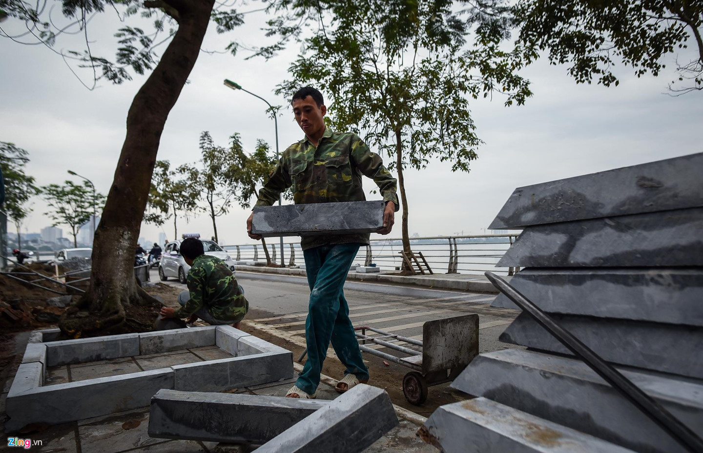 Dùng gạch bê tông vân đá lát vỉa hè Hà Nội