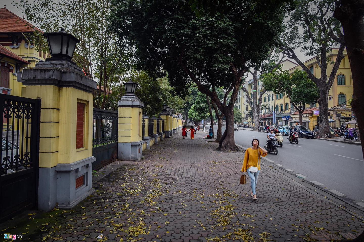 Dùng gạch bê tông vân đá lát vỉa hè Hà Nội