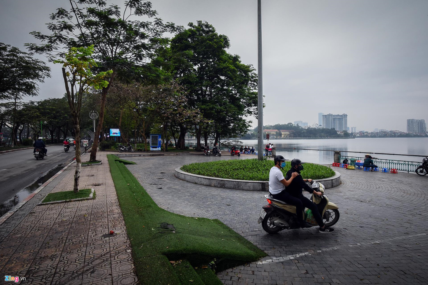 Dùng gạch bê tông vân đá lát vỉa hè Hà Nội
