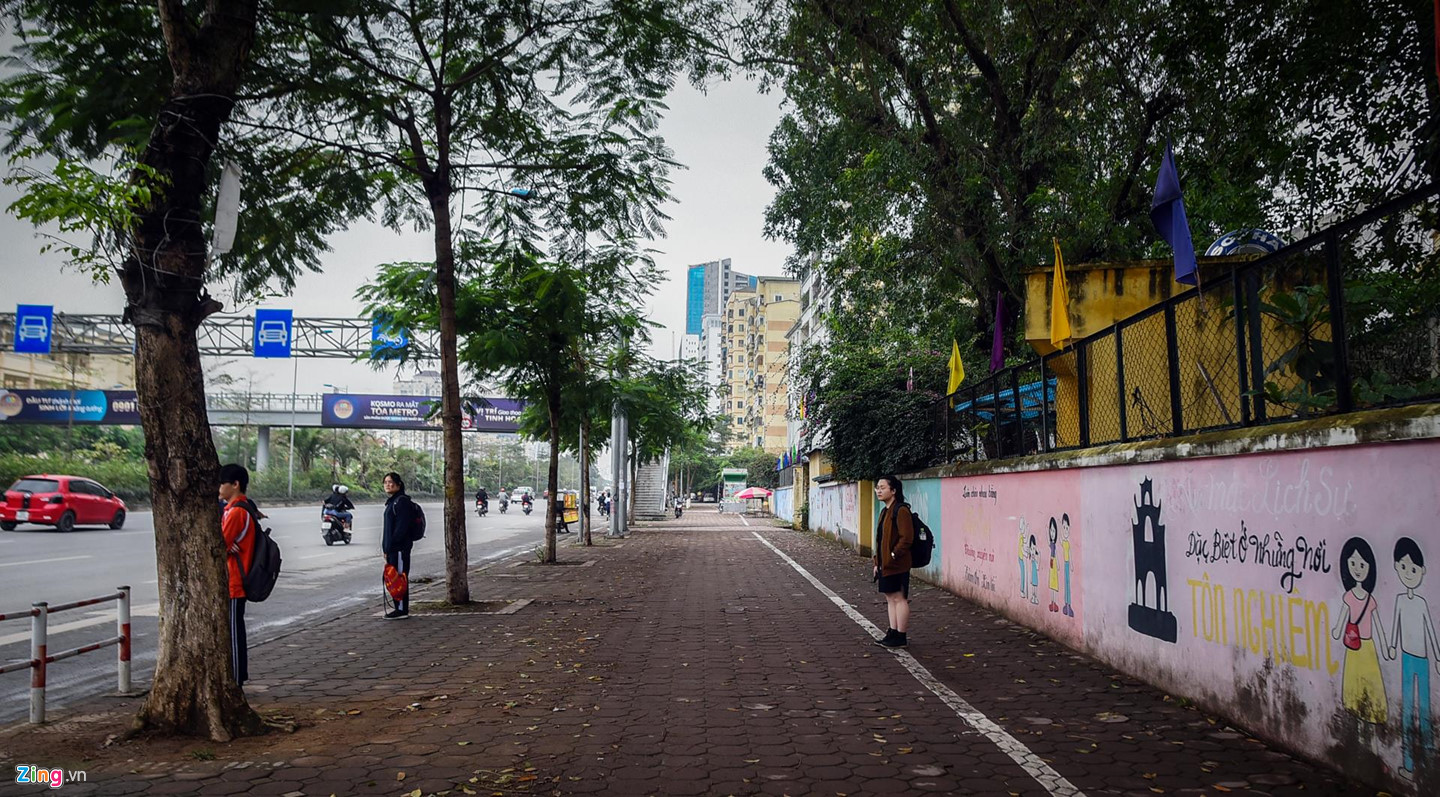 Dùng gạch bê tông vân đá lát vỉa hè Hà Nội