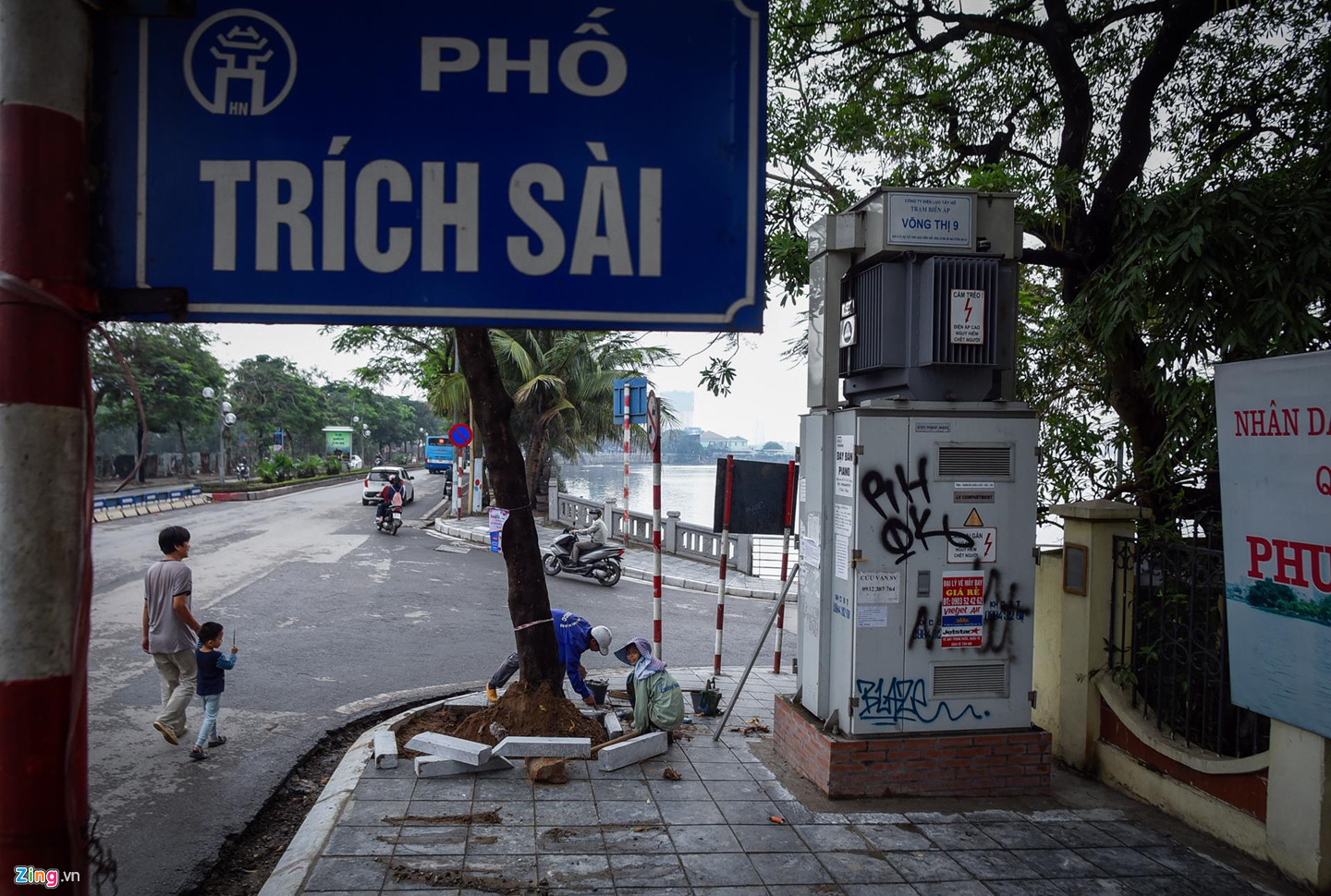 Dùng gạch bê tông vân đá lát vỉa hè Hà Nội