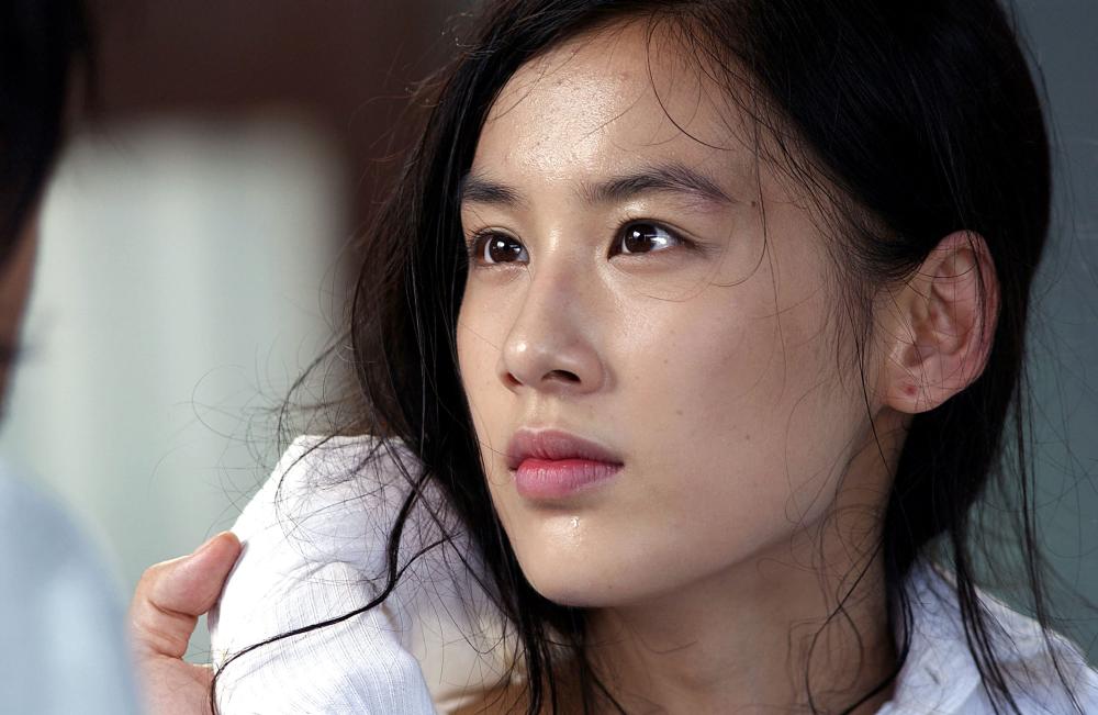 Mỹ nhân phản bội Châu Tinh Trì sống ra sao sau 10 năm cam chịu làm vợ bé?