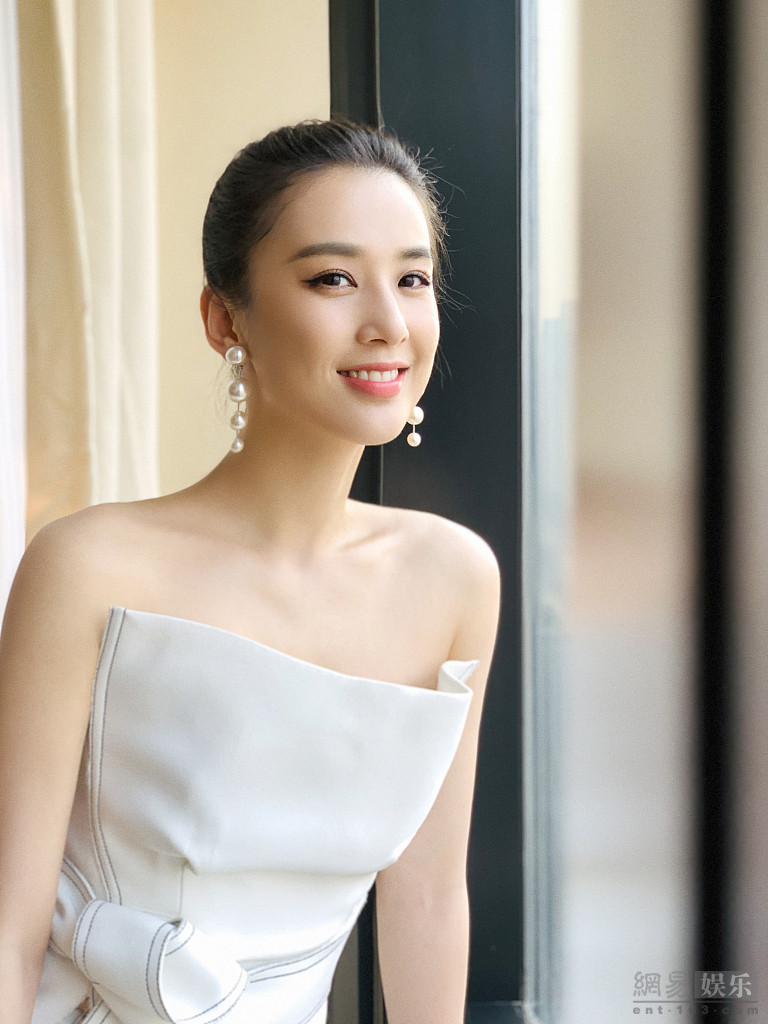 Mỹ nhân phản bội Châu Tinh Trì sống ra sao sau 10 năm cam chịu làm vợ bé?