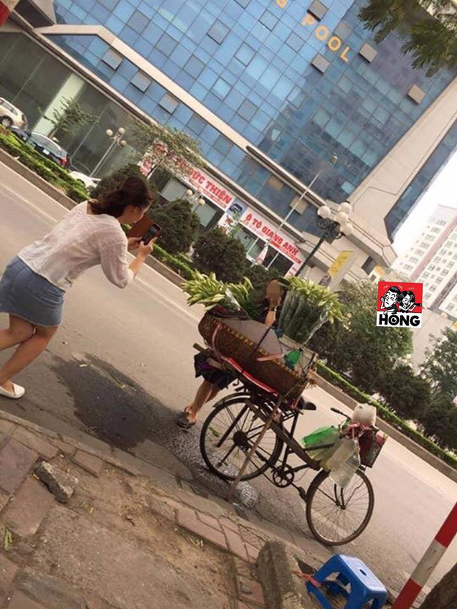 2 khách nữ sang chảnh nhưng thiếu ý thức và ánh mắt ngao ngán của bác bán hoa bên vệ đường