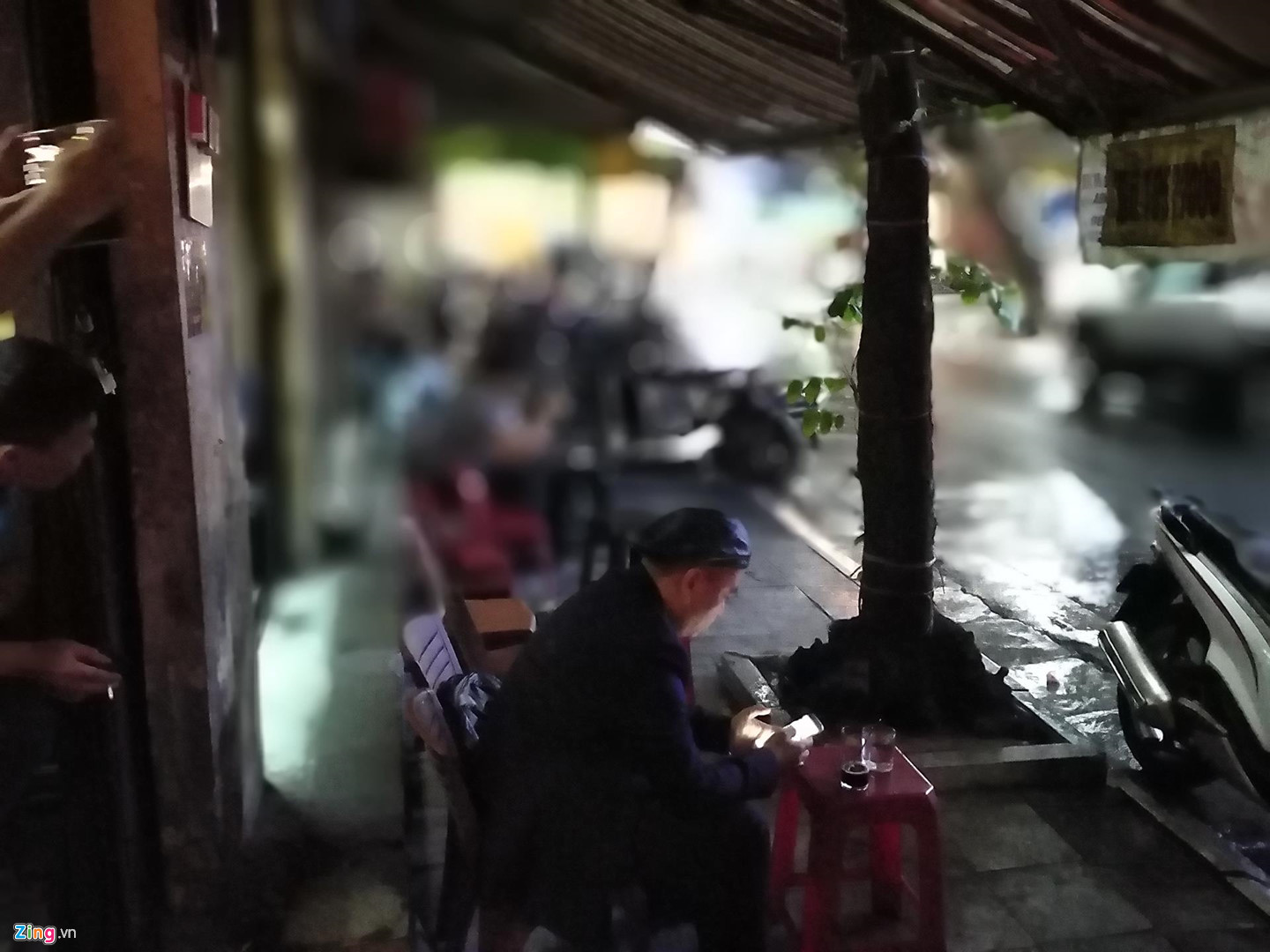 Trời Hà Nội tối sầm lúc 8h, ôtô bật đèn di chuyển