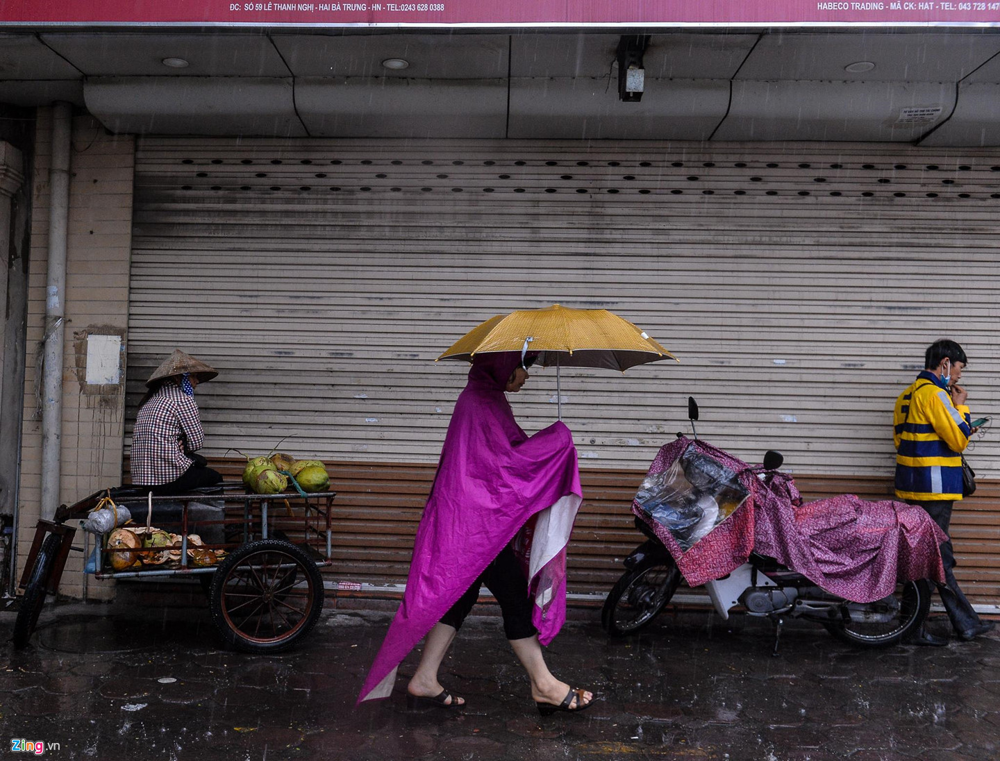 Trời Hà Nội tối sầm lúc 8h, ôtô bật đèn di chuyển