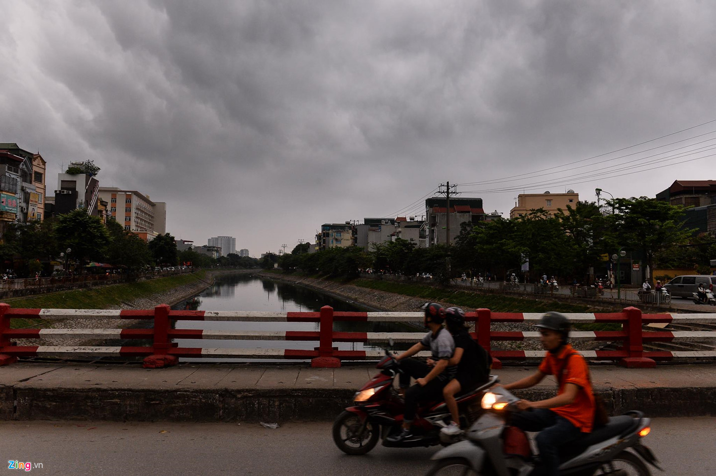 Trời Hà Nội tối sầm lúc 8h, ôtô bật đèn di chuyển