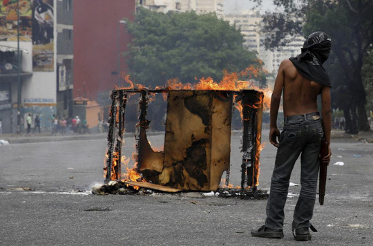 Venezuela: Người dân phóng hỏa gần dinh tổng thống vì mất điện Venezuela: Người dân phóng hỏa gần dinh tổng thống vì mất điện