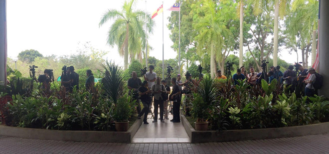 Trực tiếp: Đoàn Thị Hương mỉm cười rời tòa, chờ ngày tự do