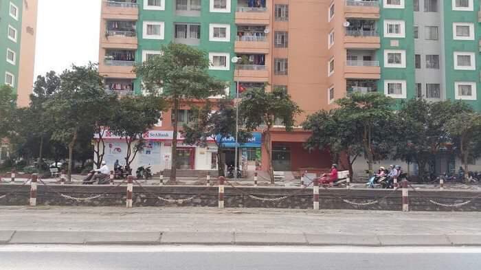 Hà Nội: Ở nhà 1 mình, bé trai 3 tuổi trèo qua ô thoáng nhà vệ sinh chung cư ngã xuống đất tử vong