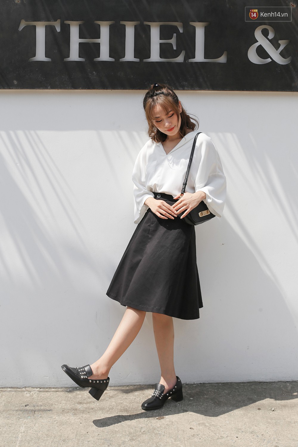 Áo blouse + chân váy chữ A và crop top + quần túi hộp là 2 công thức bạn sẽ muốn áp dụng ngay sau khi ngắm street style giới trẻ Việt tuần qua
