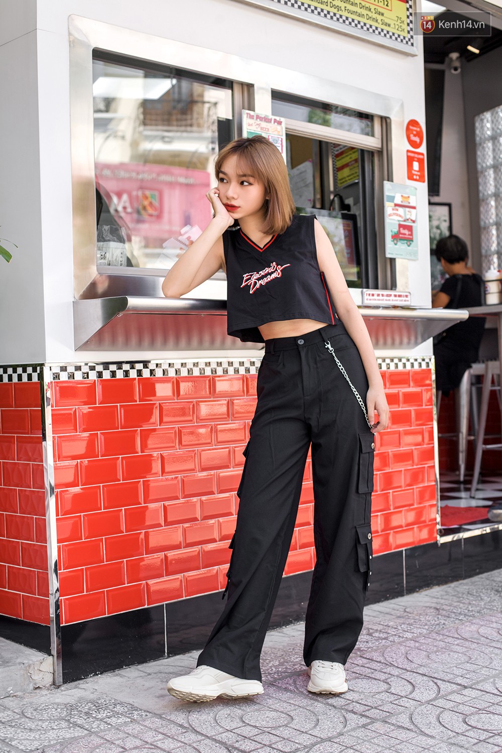 Áo blouse + chân váy chữ A và crop top + quần túi hộp là 2 công thức bạn sẽ muốn áp dụng ngay sau khi ngắm street style giới trẻ Việt tuần qua