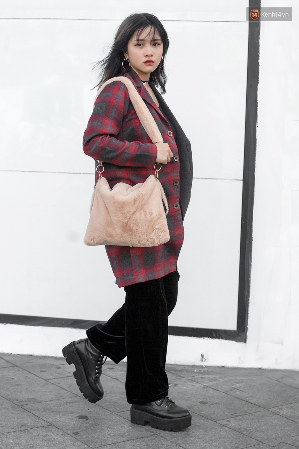 Áo blouse + chân váy chữ A và crop top + quần túi hộp là 2 công thức bạn sẽ muốn áp dụng ngay sau khi ngắm street style giới trẻ Việt tuần qua