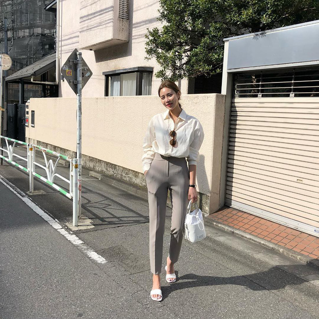 Bạn sẽ không còn nghĩ áo sơ mi trắng nhạt như nước ốc nếu biết 10 cách diện 100% sành điệu, hút mắt này