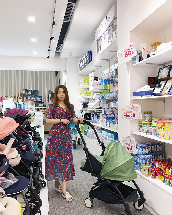 Street style hot mom: Hằng Túi diện váy hoa điệu đà, Huyền Lizzie cực trẻ xinh khi diện đồ đôi với con