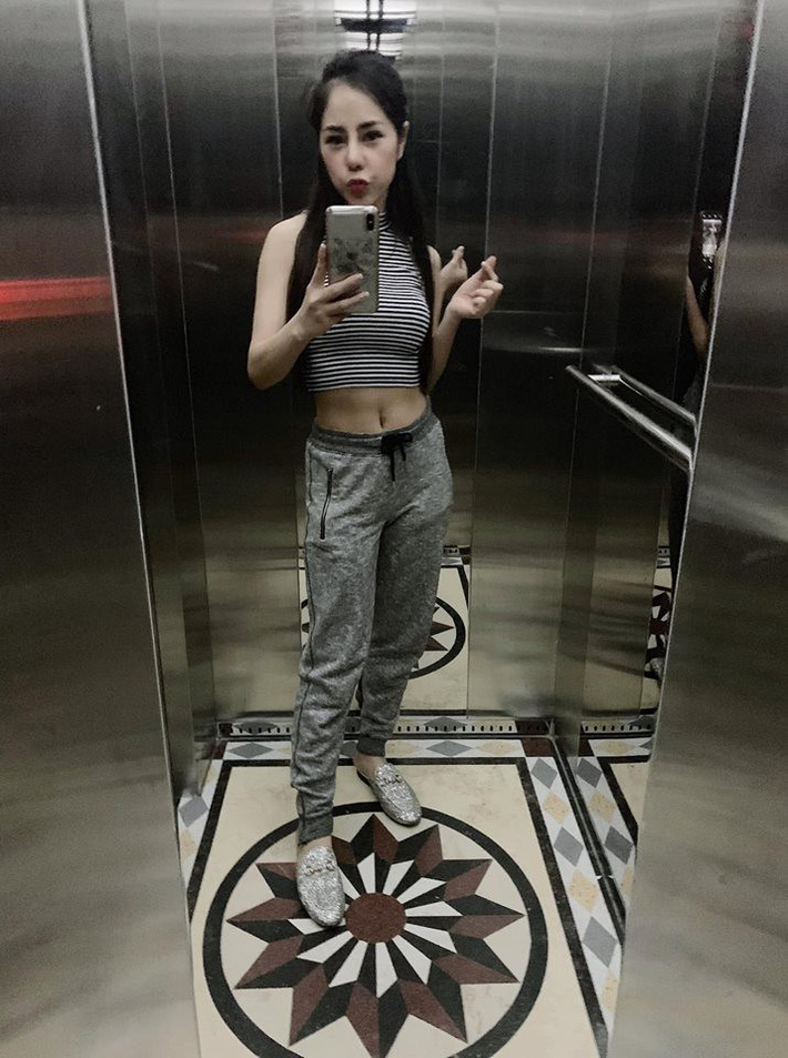 Street style hot mom: Hằng Túi diện váy hoa điệu đà, Huyền Lizzie cực trẻ xinh khi diện đồ đôi với con