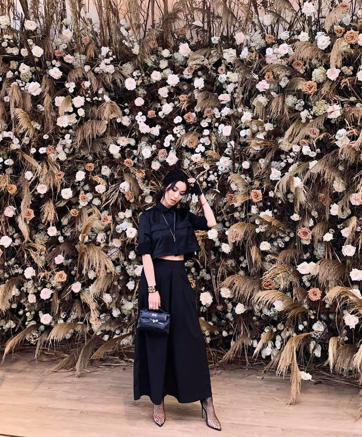 Street style hot mom: Hằng Túi diện váy hoa điệu đà, Huyền Lizzie cực trẻ xinh khi diện đồ đôi với con