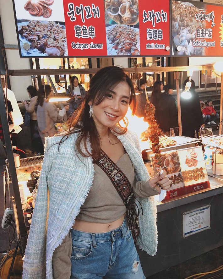 Street style hot mom: Hằng Túi diện váy hoa điệu đà, Huyền Lizzie cực trẻ xinh khi diện đồ đôi với con