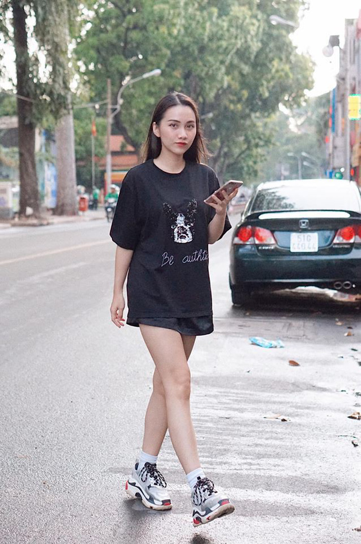 Street style hot mom: Hằng Túi diện váy hoa điệu đà, Huyền Lizzie cực trẻ xinh khi diện đồ đôi với con
