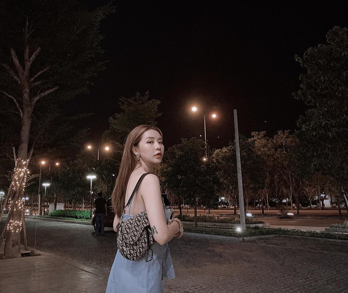 Street style hot mom: Hằng Túi diện váy hoa điệu đà, Huyền Lizzie cực trẻ xinh khi diện đồ đôi với con