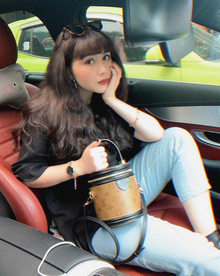 Street style hot mom: Hằng Túi diện váy hoa điệu đà, Huyền Lizzie cực trẻ xinh khi diện đồ đôi với con