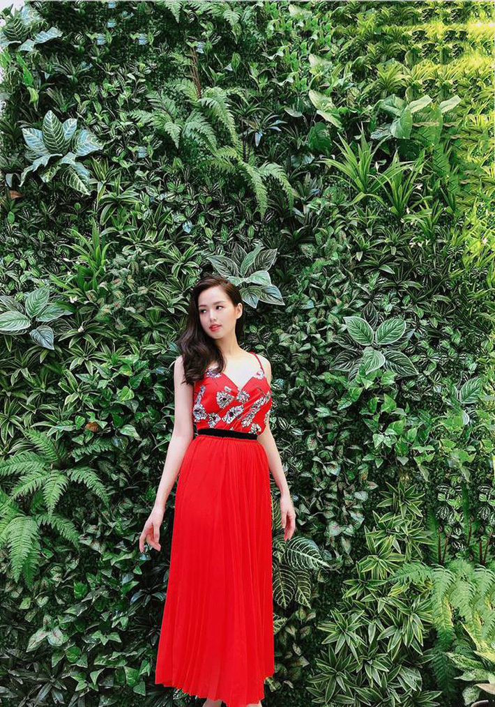 Street style hot mom: Hằng Túi diện váy hoa điệu đà, Huyền Lizzie cực trẻ xinh khi diện đồ đôi với con