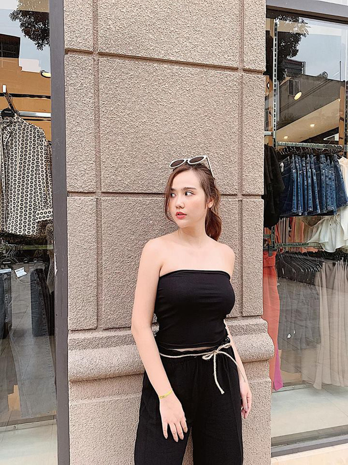 Street style hot mom: Hằng Túi diện váy hoa điệu đà, Huyền Lizzie cực trẻ xinh khi diện đồ đôi với con