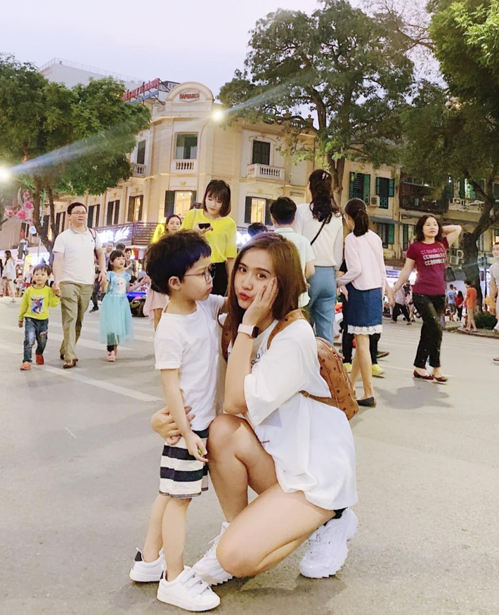 Street style hot mom: Hằng Túi diện váy hoa điệu đà, Huyền Lizzie cực trẻ xinh khi diện đồ đôi với con