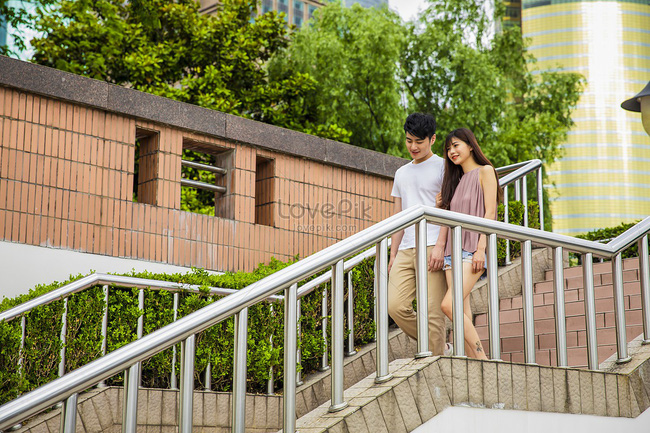 Kết hôn mới tháng thứ 5 đã bắt gặp chồng tay trong tay với người cũ, vợ trẻ chết đứng khi phát hiện bí mật giấu trong chiếc tủ cá nhân của chồng