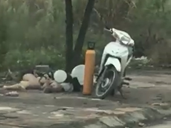 Clip: Đôi nam nữ vô tư dựng xe máy, nằm vạ vật hút bóng cười trên vỉa hè