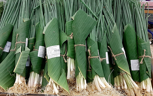 Một siêu thị ở TP HCM dùng lá chuối bọc thực phẩm