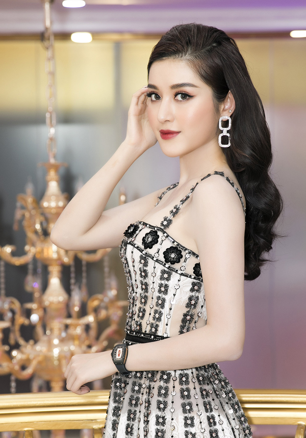 Huyền My đeo đồng hồ 3 tỷ đồng đi sự kiện
