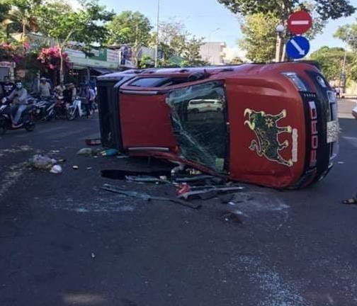 Kinh hoàng xe cứu thương vượt đèn đò, đâm xe bán tải lăn nhiều vòng